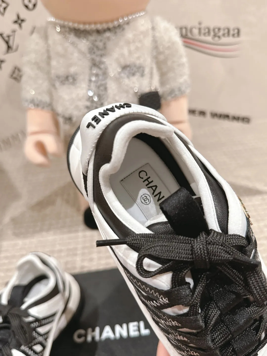 Factory price: 640💰Chanel Chanel dad shoes, for men and women - top casual sports shoes in the counter. This classic design; the upper is electro-embroidered with a variety of techniques; the outsole is fashionable and sporty; it is unusual to incorporate a variety of color matching elements... The diversified mix and match is very good-looking and versatile, and can be used for leisure, fashion, sports and outdoor... ꫛꫀꪝ Go➫ Material: ❶Upper used: Original imported first-layer silk cowhide + original waterproof cloth + original first-layer cowhide ❷Inner lining: original sheep lining ❸Outsole based on: original T men's shoes 💰U combination outsole Counter boutique packaging complete set for women, code number: 35–41 (customized 40, 41)